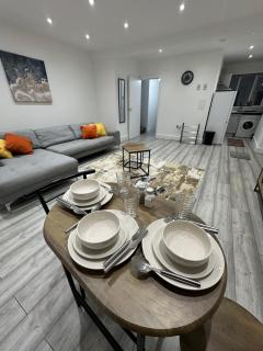 Modern 2-Bed Flat, 1 Min from Luton Mall and Station - 3