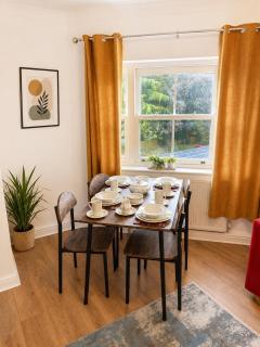 Modern Central 2 Bed Apartment Sleeps 5 - 7