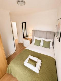 Modern Central 2 Bed Apartment Sleeps 5 - 6