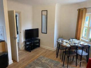 Modern Central 2 Bed Apartment Sleeps 5 - 4