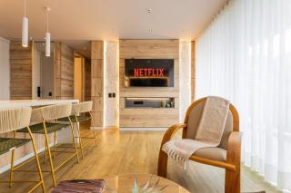 16th Floor Luxury Suite with Private Jacuzzi & Mountain View - 3