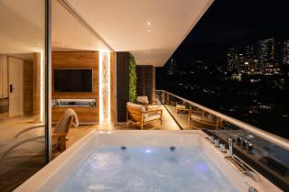 16th Floor Luxury Suite with Private Jacuzzi & Mountain View - 1