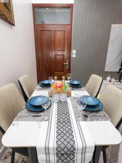 Cosy 2BR Mombasa CBD with Partial Ocean & City Views - 15 mins to Airport - 9