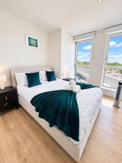 Olive Unit Wimbledon - 2BR Deluxe Apartment with Gym, Cinema, Work Area & Games Room - 8