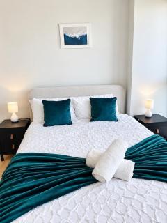 Olive Unit Wimbledon - 2BR Deluxe Apartment with Gym, Cinema, Work Area & Games Room - 3