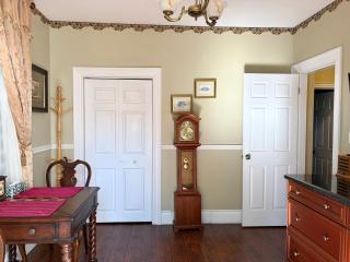 Barker House Suite 3,In the Heart of Old-Town - 2