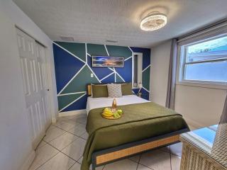 First Class Landing, 2BR, 7 TPA Airport, AC, Free Pkng, Wine, Fast Wi-Fi - 6