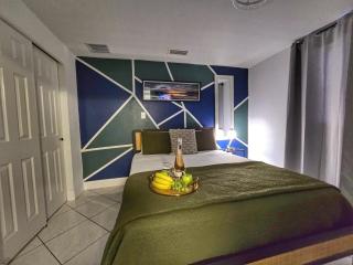 First Class Landing, 2BR, 7 TPA Airport, AC, Free Pkng, Wine, Fast Wi-Fi - 4