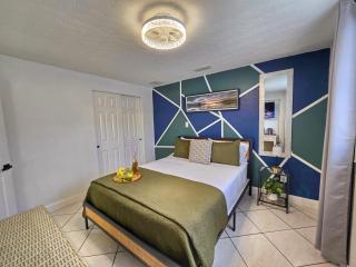 First Class Landing, 2BR, 7 TPA Airport, AC, Free Pkng, Wine, Fast Wi-Fi - 3