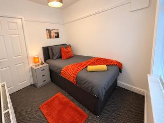 3Bed, Sleeps7, Street Parking, Perfect For Contractors, Tourists, Business, Travel, Groups, Long And Short Stays Available, Great Rates Available At Peachy Stays - 1