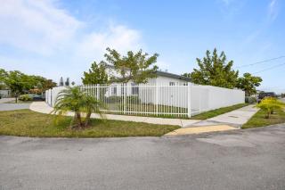 Family Villa 5BR 2 Private Spaces Huge Yard BBQ and Fire Pit - 6