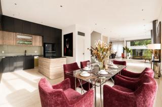 Modern 7BR Villa in Green neighborhood by Ray - 8