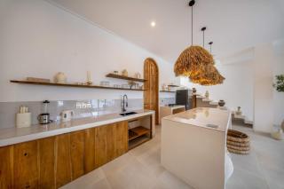 Casa Emiliana Stylish 3BR Villa in Cemagi - 6