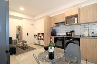 Cosy 1 BR Apartment Illovo - Easy access to Sandton City, Rosebank and Melrose Arch, Remote Work Ready with In House Gym , Pool and Coffee Shop - 6