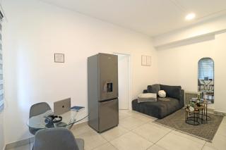 Cosy 1 BR Apartment Illovo - Easy access to Sandton City, Rosebank and Melrose Arch, Remote Work Ready with In House Gym , Pool and Coffee Shop - 4