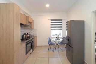 Cosy 1 BR Apartment Illovo - Easy access to Sandton City, Rosebank and Melrose Arch, Remote Work Ready with In House Gym , Pool and Coffee Shop - 2