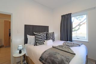 Cosy 1 BR Apartment Illovo - Easy access to Sandton City, Rosebank and Melrose Arch, Remote Work Ready with In House Gym , Pool and Coffee Shop - 1