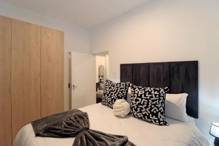 Cosy 1 BR Apartment Illovo - Easy access to Sandton City, Rosebank and Melrose Arch, Remote Work Ready with In House Gym , Pool and Coffee Shop - 9