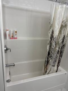 Happy Master bedroom 18 min drive from airport - 3