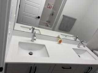 Happy Master bedroom 18 min drive from airport - 2