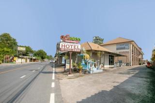 OYO 75390 Sunee Place Hotel - 1