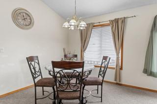 3 Bedroom House Suburban Retreat - 5