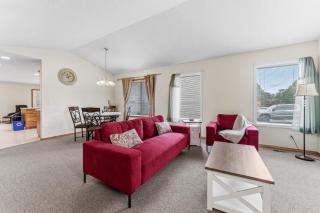 3 Bedroom House Suburban Retreat - 6