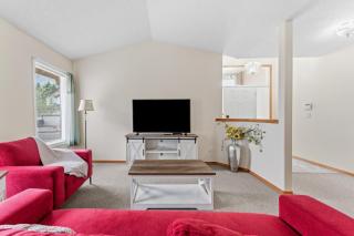 3 Bedroom House Suburban Retreat - 4