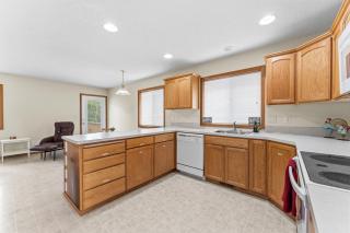 3 Bedroom House Suburban Retreat - 2
