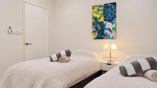 Esplanade Water-Front 2BR - Pool & Balcony - 7