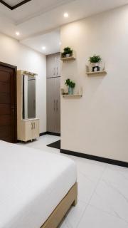 Luxe Corner 2BR Stay Fireplace Bahria Town - 2
