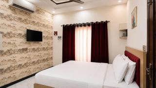 Luxe Corner 2BR Stay Fireplace Bahria Town - 4