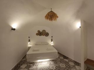 Fira Cave Traditional - 3