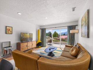 Swanky Mid Century Gem 2BR1BA Deck Fireplace - 0