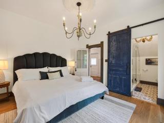 Historic Manor w Hidden Speakeasy 3BR2.5BA - 8