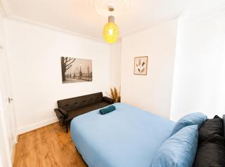 3-Bedroom Hexthorpe Accommodation for 9 with Garden Near Frenchgate Shopping Centre - 8
