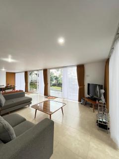 Villa Kharis 5BR Private Stay with View - 4
