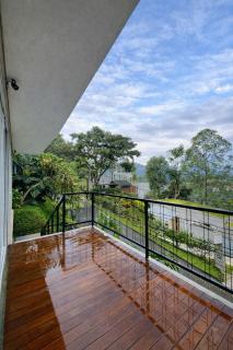 Villa Kharis 5BR Private Stay with View - 3
