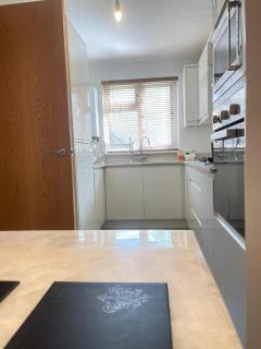 Stylish 2 Bedroom Apartment in Bradford City Center with Free Parking - 4