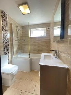 Stylish 2 Bedroom Apartment in Bradford City Center with Free Parking - 2