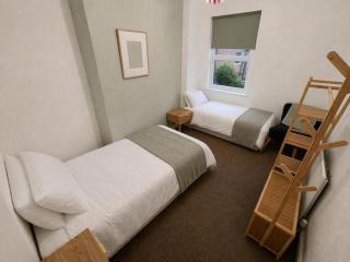 Selborne House 3BR Sleeps 5 Games Room - 5