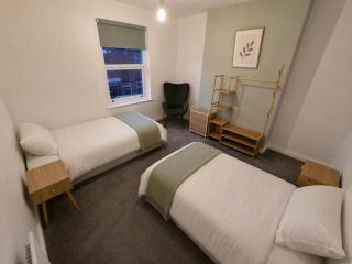 Selborne House 3BR Sleeps 5 Games Room - 3
