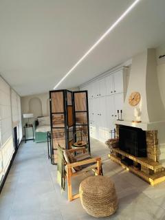 Spacious family room - 9