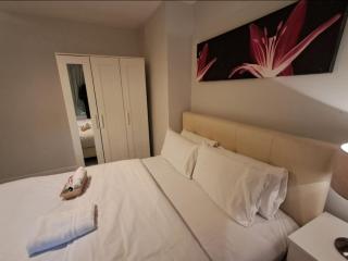 Modern Spacious 3 Bed House Hall Green, Birmingham - 3