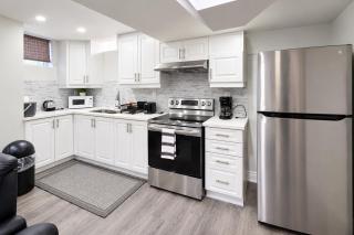 Cozy 2-Bedroom Brampton Basement Suite with Private Entry, Full Kitchen, WiFi, Laundry & Backyard Patio - 10 Mins to Mount Pleasant GO Station - Ideal for Small Families & Long Stays! - 8