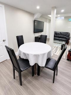 Cozy 2-Bedroom Brampton Basement Suite with Private Entry, Full Kitchen, WiFi, Laundry & Backyard Patio - 10 Mins to Mount Pleasant GO Station - Ideal for Small Families & Long Stays! - 7