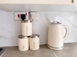Work Crew Stay for 7 near Railway Station, Racecourse & City Centre, with Full Kitchen, Fast WiFi, Washer & Free Parking - 4