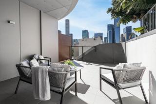 Central 2BR with Free Parking, Huge Balcony and Infinity Pool - Brisbane - 9