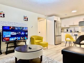 Space & Style Lower Level Suite, 3 mins drive from Airport - 0