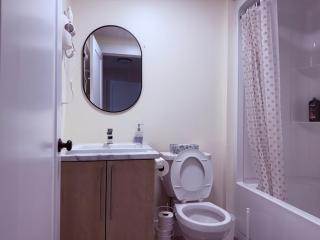 Space & Style Lower Level Suite, 3 mins drive from Airport - 1